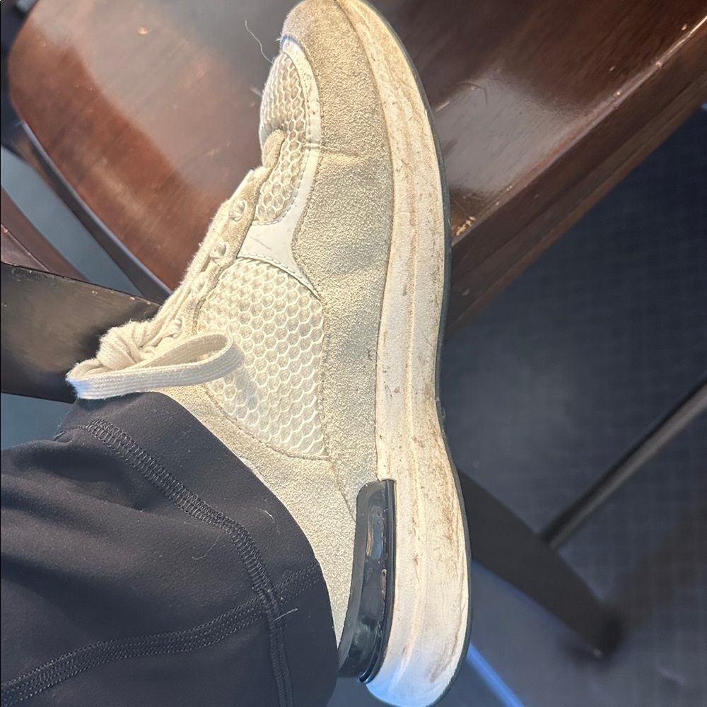CHANEL white Sneakers with Logo-authentic - Picture 2 of 3